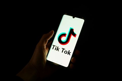 Handy mit Tiktok-App