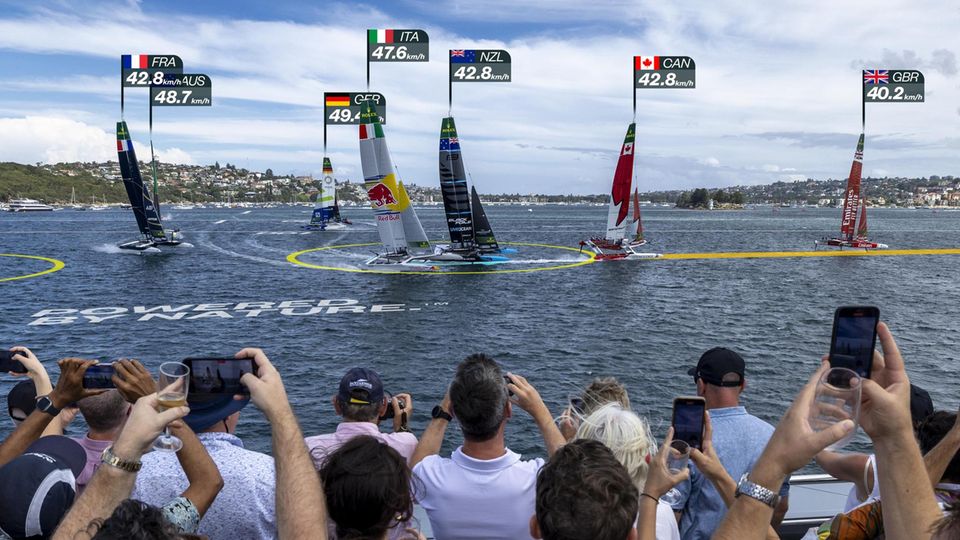 Die Zuschauer knipsen kein Foto, sie verfolgen das Rennen mit einer Virtual-Reality-App des SailGP. Die App blendet zusätzliche Informationen zu den Booten, den Besatzungen und zum Rennerlauf ein