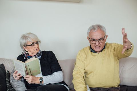 Symbolfoto Verbitterung: Ein Mann schimpft auf der Couch