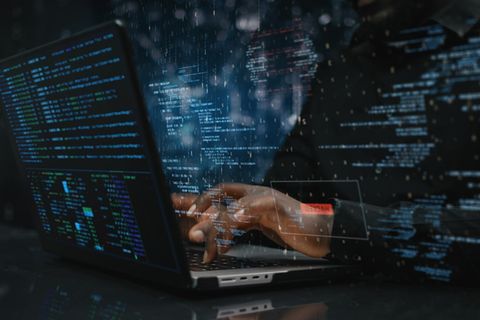 Ein Entwickler schreibt Programmcode an einem Notebook. Setzt er auf KI?
