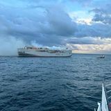 Ein brennender Frachter auf dem Meer