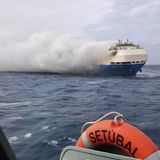 Ein Frachter brennt und ist fast vollkommen von Rauch umgeben