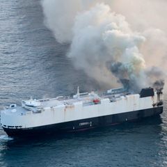 Ein brennender Frachter auf dem Meer