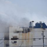 Die Spitze eines Frachters brennt und wird gelöscht