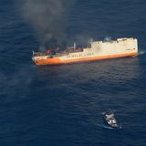 Ein Schiff brennt und qualmt