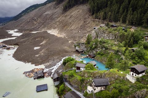 Blick auf die Gletscherlawine, die das Schweizer Dorf Blatten fast gänzlich unter sich begraben hat