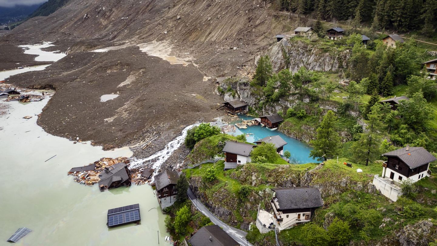 Blick auf die Gletscherlawine, die das Schweizer Dorf Blatten fast gänzlich unter sich begraben hat