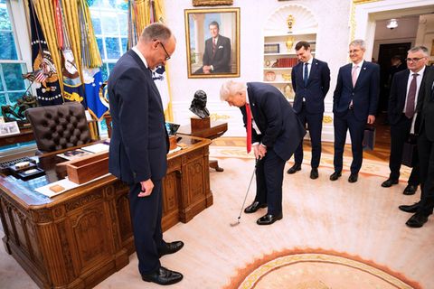 Donald Trump testet im Oval Office den Golfschläger, den Friedrich Merz im geschenkt hat