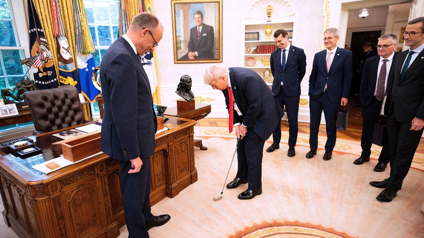 Donald Trump testet im Oval Office den Golfschläger, den Friedrich Merz im geschenkt hat