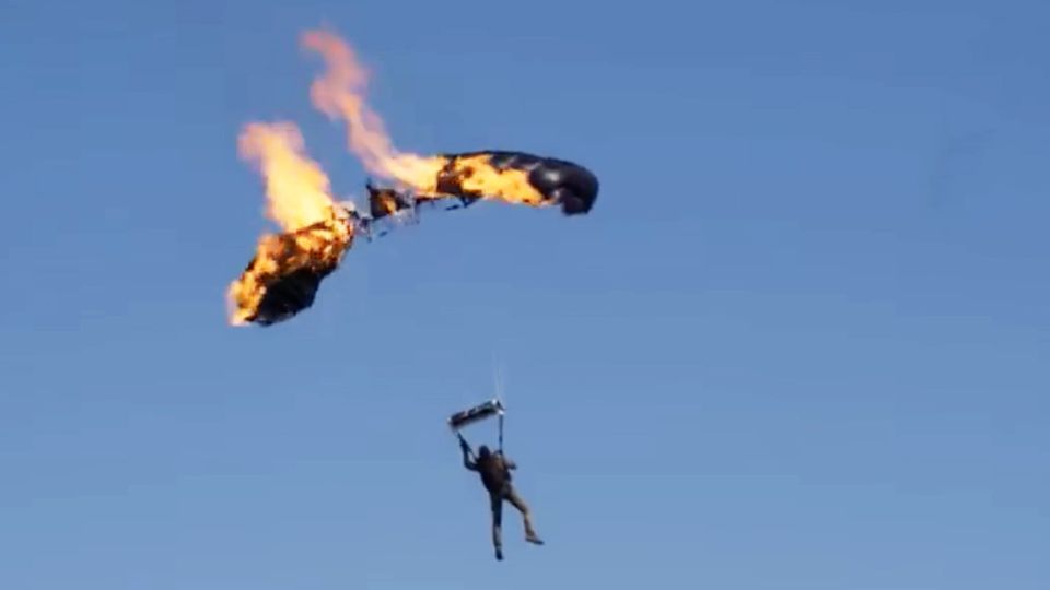 Mit brennendem Fallschirm: Tom Cruise stellt heißen Guinness-Rekord auf Tom Cruise brennt während eines Fallschirmsprungs der Fallschrim ab
