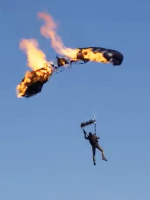 Tom Cruise brennt während eines Fallschirmsprungs der Fallschrim ab
