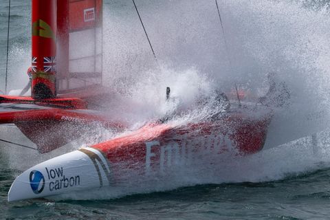 Ein F50 Renn-Katamaran der SailGP