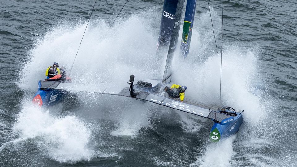 Dieses Rennen ist gelaufen  Wenn ein Boot bei voller Fahr von den vorderen Foils fällt, wirkt das wie eine Vollbremsung. Die Kräfte können so enorm sein, dass das Boot beschädigt oder ein Crewmitglied verletzt wird