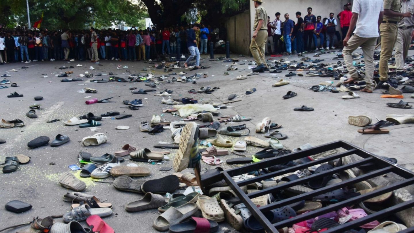 Nach Massenpanik verstreute Schuhe am Unglücksort