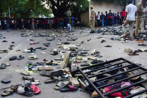 Nach Massenpanik verstreute Schuhe am Unglücksort