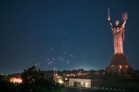 Leuchtspurmunition der Luftabwehr der Ukraine zieht während eines russischen Luftangriffes Spuren über Kiews Himmel