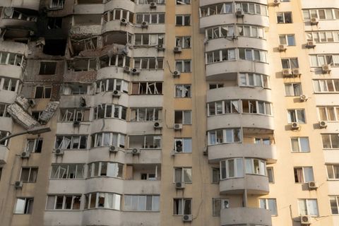 Beschädigtes Wohngebäude in Kiew am Freitag
