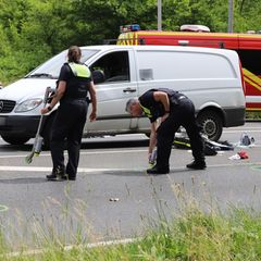 Einsatzkräfte der Polizei sichern Spuren: Ein Auto ist in Hürth bei Köln in eine Gruppe von Grundschulkindern gefahren