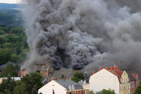 Dichte Rauchwolken sind bei einem Großbrand im früheren Domizil der Staatsoperette in Dresden-Leuben zu sehen