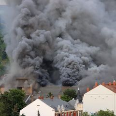 Dichte Rauchwolken sind bei einem Großbrand im früheren Domizil der Staatsoperette in Dresden-Leuben zu sehen