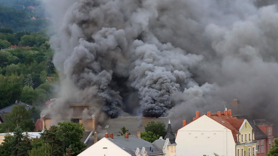 Dichte Rauchwolken sind bei einem Großbrand im früheren Domizil der Staatsoperette in Dresden-Leuben zu sehen Dichte Rauchwolken sind bei einem Großbrand im früheren Domizil der Staatsoperette in Dresden-Leuben zu sehen