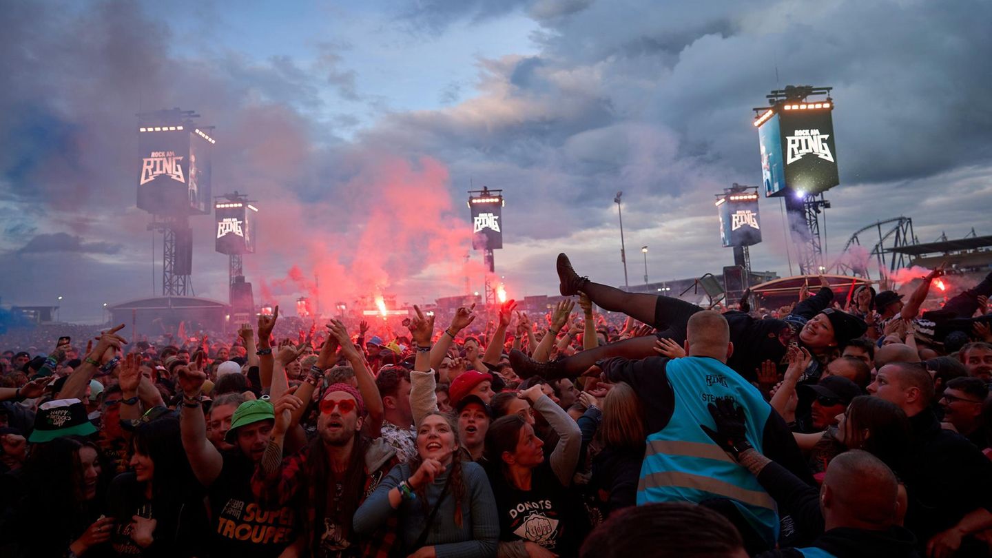 Fans jubeln bei Rock am Ring