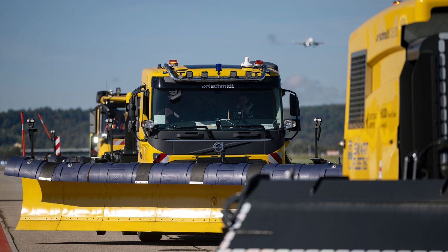 Air traffic: Do self -driving snow plows make the airport safer?