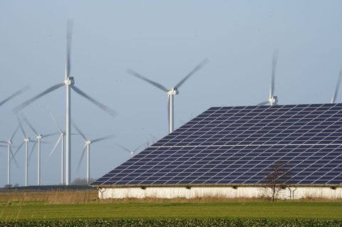 Viel Wind- und Sonnenstrom an Pfingsten: Stromnetz-Experten rechnen trotzdem nicht mit Stromausfüllen durch Netzüberlastung. (Sy