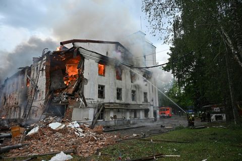 Feuerwehrleute in der Ukraine bekämpfen einen Brand nach einem russischen Angriff auf ein Wohnhaus in Charkiw