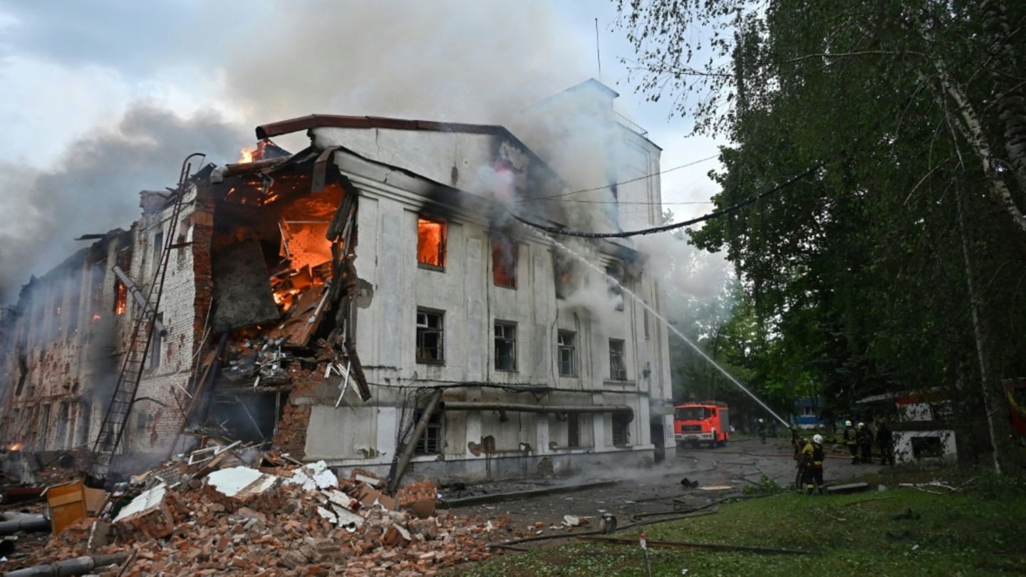 Ukraine: Dead after Russian air strikes on Kharkiw and Cherson