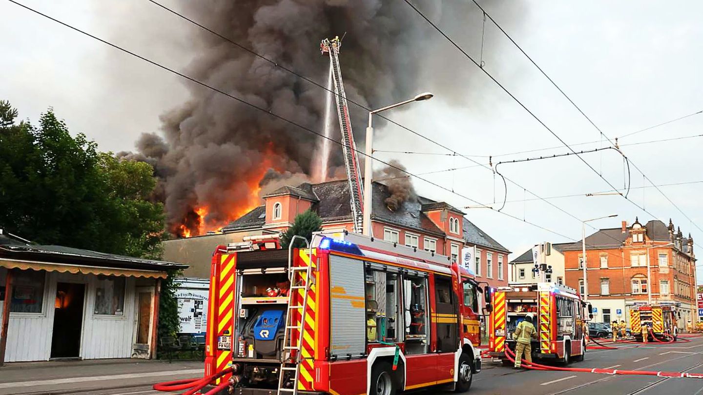 Einsatzkräfte der Feuerwehr löschen einen Großbrand im früheren Domizil der Staatsoperette in Dresden-Leuben