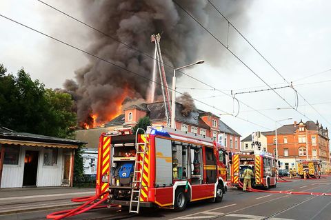 Einsatzkräfte der Feuerwehr löschen einen Großbrand im früheren Domizil der Staatsoperette in Dresden-Leuben