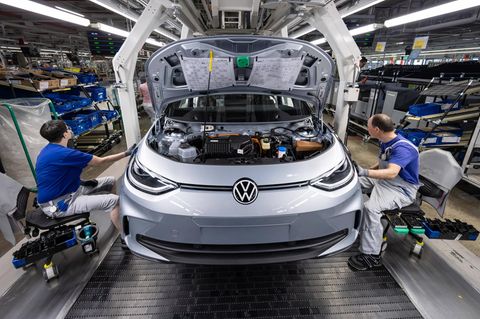 Industrie: Arbeiter in einem VW-Werk