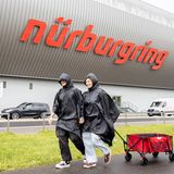 Das Wetter und der Ring, das ist eine Hass-Liebe. Wer in die Eifel fährt, packt für alles zwischen Malibu und Weltuntergang. Gesetz dabei: Mindestens einmal regnet es immer! Schon bei der Anreise am Donnerstag waren diese beiden Fans mit ihren Regenjacken gut ausgestattet