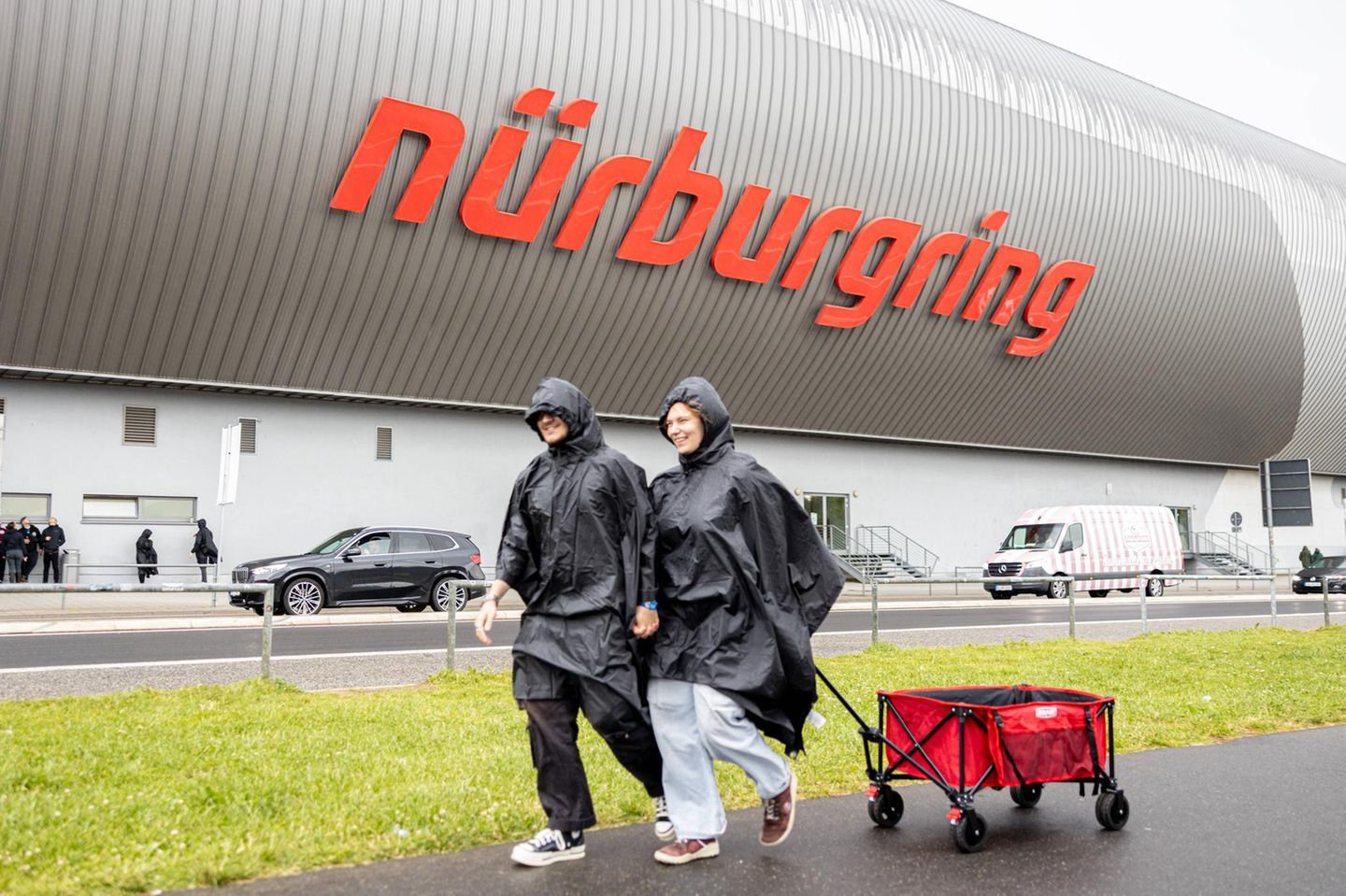 Das Wetter: durchwachsen. Die Stimmung: prächtig Das Wetter und der Ring, das ist eine Hass-Liebe. Wer in die Eifel fährt, packt für alles zwischen Malibu und Weltuntergang. Gesetz dabei: Mindestens einmal regnet es immer! Schon bei der Anreise am Donnerstag waren diese beiden Fans mit ihren Regenjacken gut ausgestattet