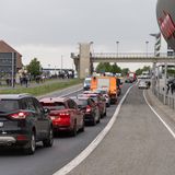 Der kilometerlange Stau am Anreisetag gehört zum Ring wie Dosenbier und Gummistiefel. Auch in diesem Jahr berichteten einige Besucher bereits am Donnerstag von stundenlangem Stillstand auf dem Weg ins gelobte Rock-Land