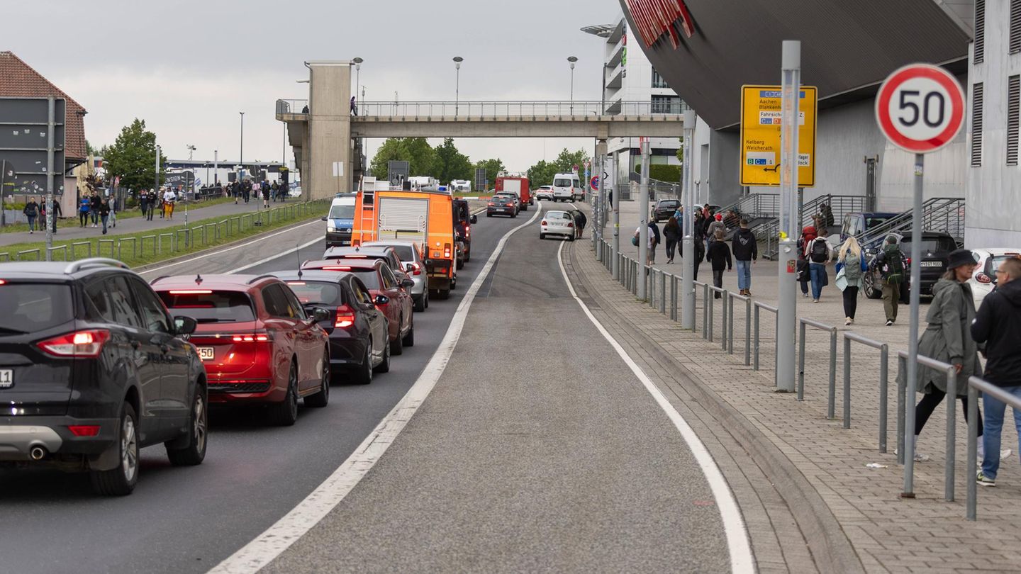 Der kilometerlange Stau am Anreisetag gehört zum Ring wie Dosenbier und Gummistiefel. Auch in diesem Jahr berichteten einige Besucher bereits am Donnerstag von stundenlangem Stillstand auf dem Weg ins gelobte Rock-Land