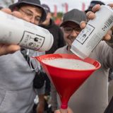 Für Außenstehende mag das Treiben rund um das Festival und auf den Campingplätzen manchmal etwas eigenartig wirken. Für Eingeweihte ist ein gemeinsamer Trichter voller Flüssignahrung aber vollkommen selbstverständlich. Na dann: Zum Wohl!