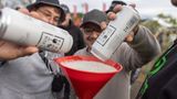 Für Außenstehende mag das Treiben rund um das Festival und auf den Campingplätzen manchmal etwas eigenartig wirken. Für Eingeweihte ist ein gemeinsamer Trichter voller Flüssignahrung aber vollkommen selbstverständlich. Na dann: Zum Wohl!
