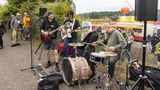 Wer keinen Slot auf dem begehrten Lineup ergattern konnte, hilft sich eben selbst: Diese Band nutzt das Festival für einen spontanen Gig. Vielleicht sieht man sich ja im nächsten Jahr schon auf der Bühne ... 
