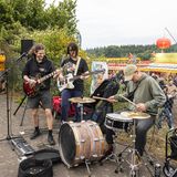 Wer keinen Slot auf dem begehrten Lineup ergattern konnte, hilft sich eben selbst: Diese Band nutzt das Festival für einen spontanen Gig. Vielleicht sieht man sich ja im nächsten Jahr schon auf der Bühne ... 