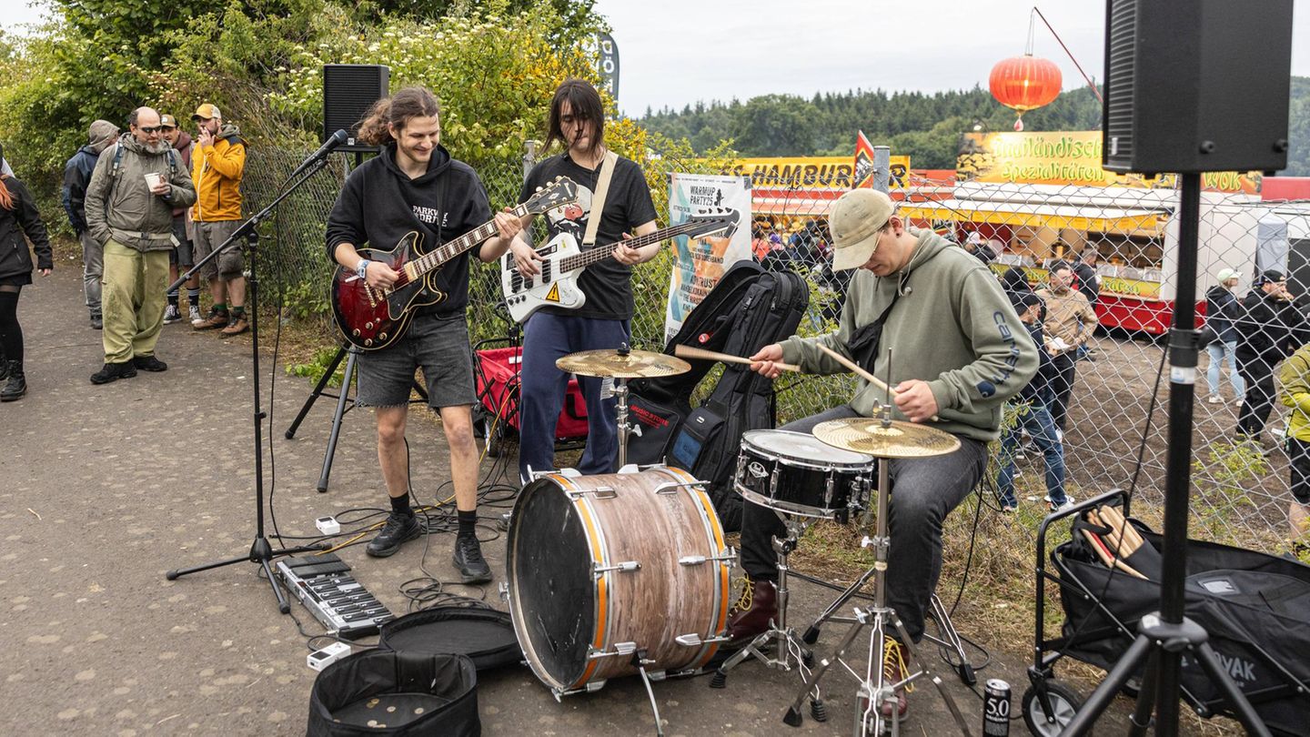 Wer keinen Slot auf dem begehrten Lineup ergattern konnte, hilft sich eben selbst: Diese Band nutzt das Festival für einen spontanen Gig. Vielleicht sieht man sich ja im nächsten Jahr schon auf der Bühne ... 