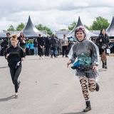 Wer seine Lieblingsband aus der ersten Reihe sehen will, muss früh aufstehen – und dann schnell sein. Diesen Fans scheint der (un)geplante Frühsport aber wenig auszumachen