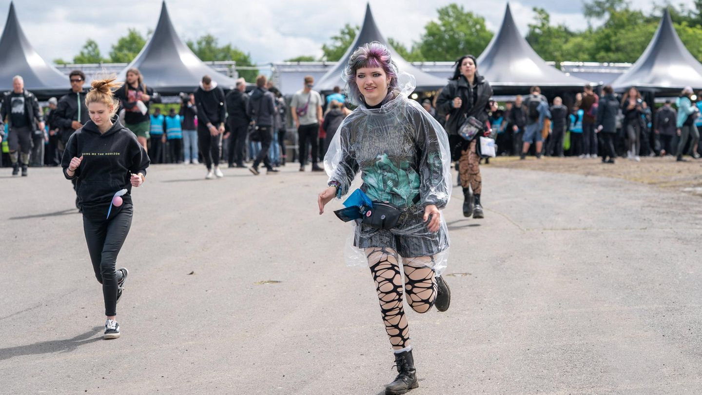 Wer seine Lieblingsband aus der ersten Reihe sehen will, muss früh aufstehen – und dann schnell sein. Diesen Fans scheint der (un)geplante Frühsport aber wenig auszumachen