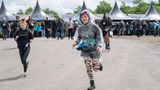 Wer seine Lieblingsband aus der ersten Reihe sehen will, muss früh aufstehen – und dann schnell sein. Diesen Fans scheint der (un)geplante Frühsport aber wenig auszumachen