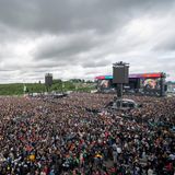 Bereits am Freitagnachmittag war es voll vor der Mainstage. Nicht aus Versehen, denn zwei lange geheimgehaltene Acts traten auf: Electric Callboy sorgt für das erste Headbangen ... 