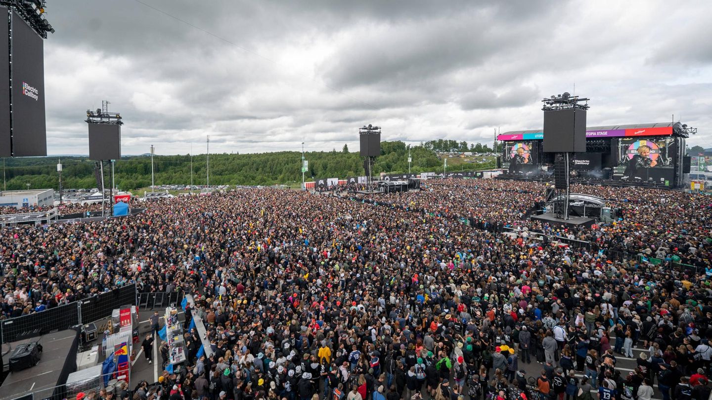 Bereits am Freitagnachmittag war es voll vor der Mainstage. Nicht aus Versehen, denn zwei lange geheimgehaltene Acts traten auf: Electric Callboy sorgt für das erste Headbangen ... 