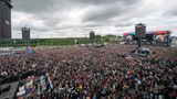 Bereits am Freitagnachmittag war es voll vor der Mainstage. Nicht aus Versehen, denn zwei lange geheimgehaltene Acts traten auf: Electric Callboy sorgt für das erste Headbangen ... 