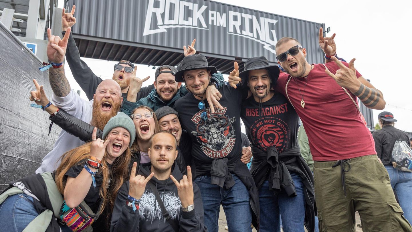 Rock am Ring ist 40 Jahre nach seiner ersten Ausgabe selbstverständlich viel mehr als Rock. Von Metal bis Schlager, von Hiphop bis Pop ist hier alles vertreten. Die Fans halten dennoch an ihrem altbekannten Handzeichen fest: Rock on!