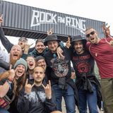 Rock am Ring ist 40 Jahre nach seiner ersten Ausgabe selbstverständlich viel mehr als Rock. Von Metal bis Schlager, von Hiphop bis Pop ist hier alles vertreten. Die Fans halten dennoch an ihrem altbekannten Handzeichen fest: Rock on!